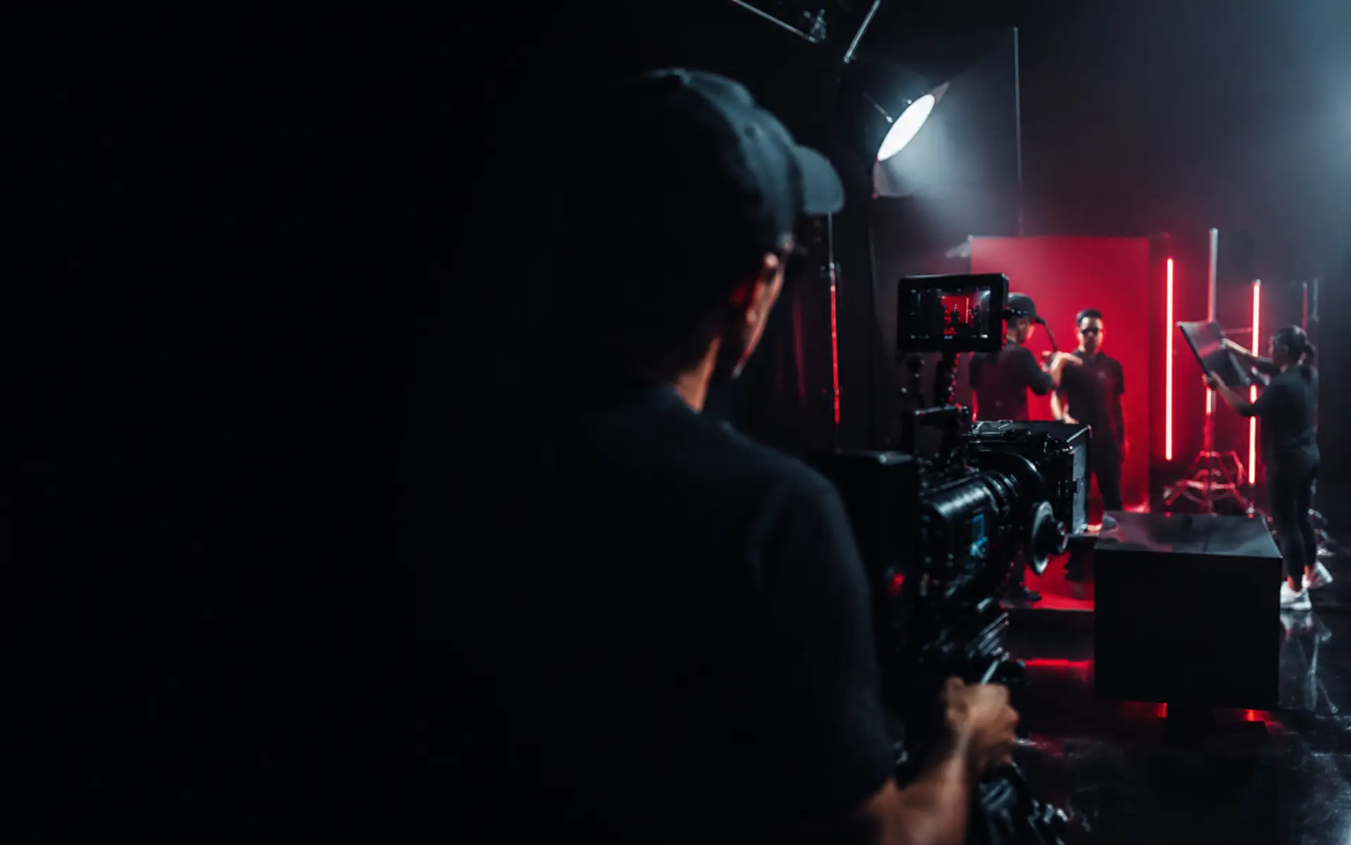 Equipe e câmera profissional em uma produção audiovisual